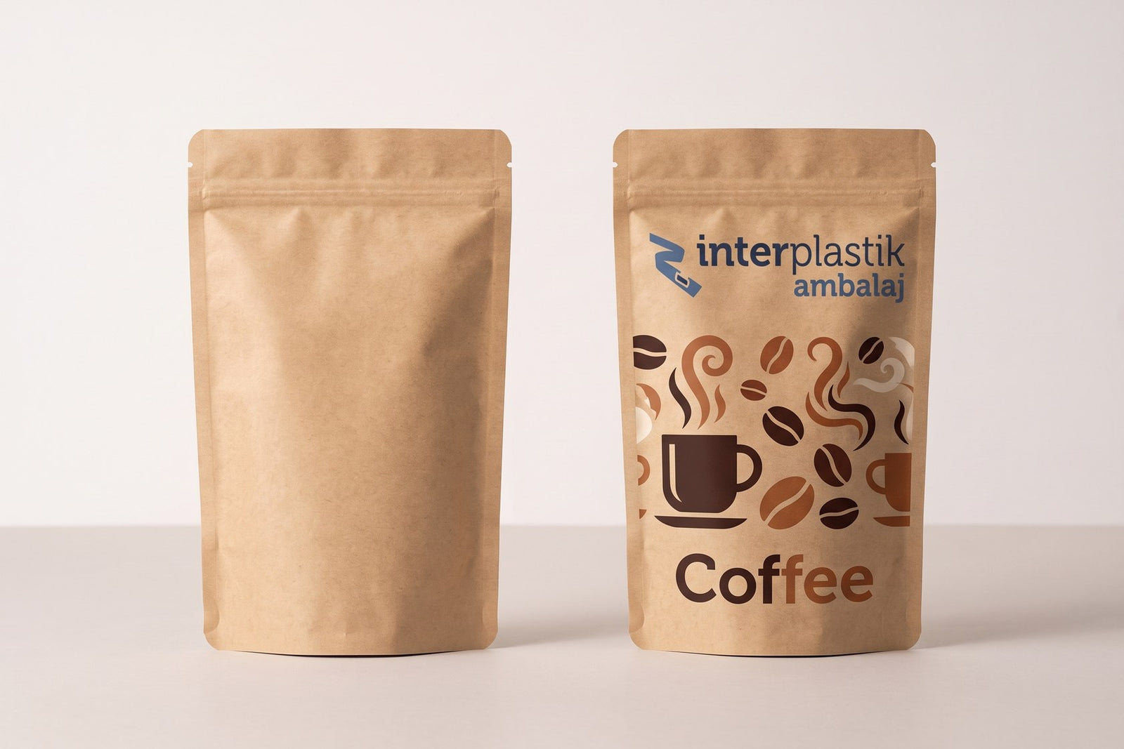 Solda baskısız kraft doypack, sağda aynı ambalajın Inter Plastik logosu ve kahve deseniyle baskılı hali