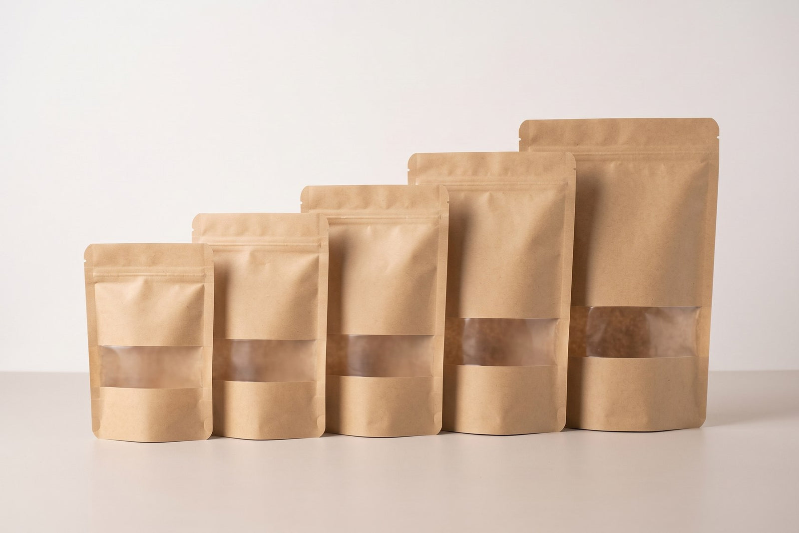 Aynı kraft pencereli doypack modelinin küçükten büyüğe beş farklı ölçüsü yan yana